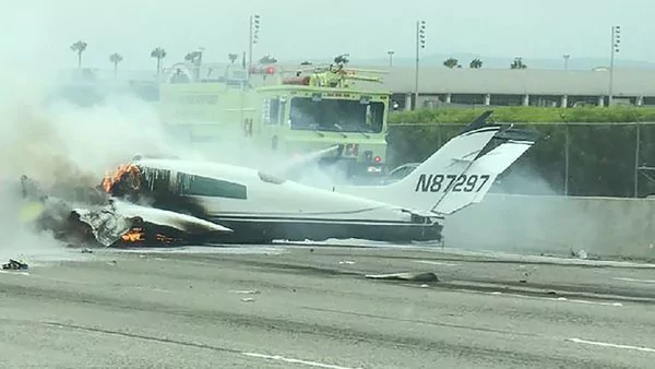 Se estrella avión pequeño en autopista de California
