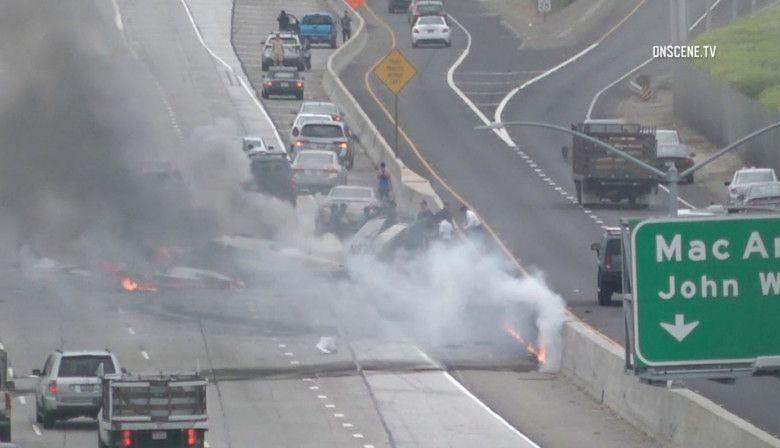 Se estrella avión pequeño en autopista de California - avión-pequeño-california-3