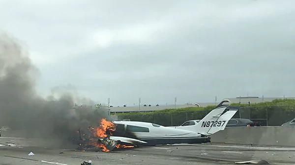 Se estrella avión pequeño en autopista de California - avión-pequeño-california-5