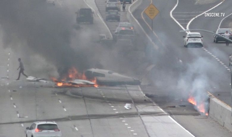 Se estrella avión pequeño en autopista de California - avión-pequeño-california2