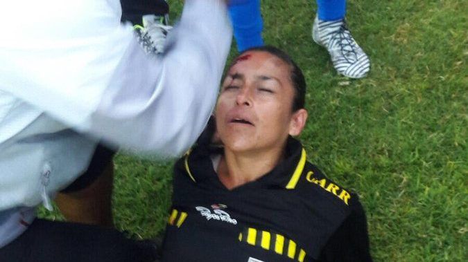 Agreden a árbitra con botellas de agua y hielo