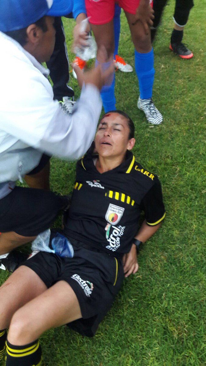 Agreden a árbitra con botellas de agua y hielo - árbitra-mexicana