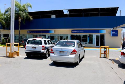 Roban 200 mil pesos a hombre en estacionamiento de Bancomer