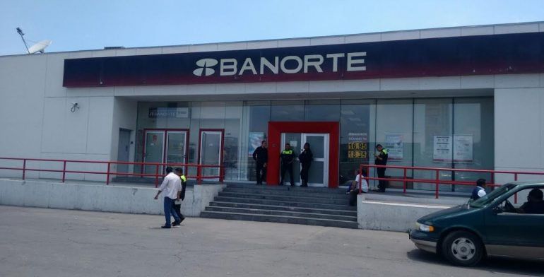 Hombre con collarín y bastón asalta dos veces el mismo banco