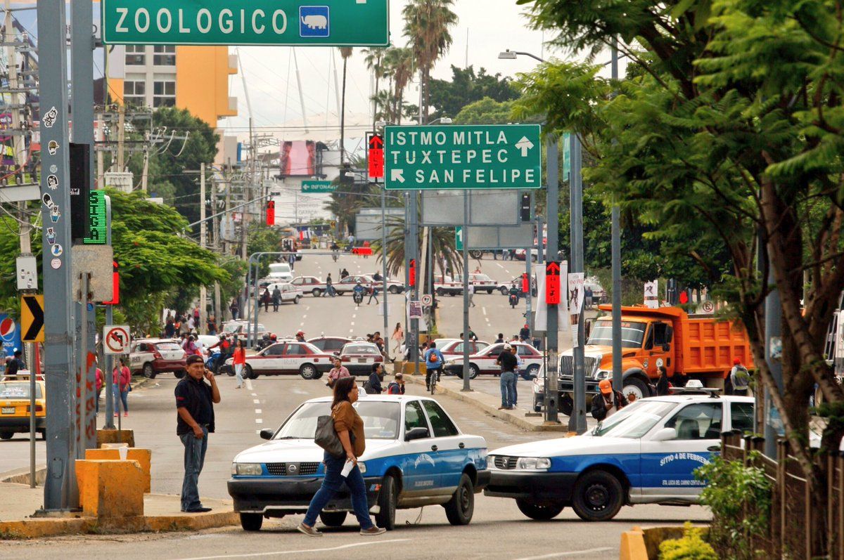 Transportistas bloquean capital de Oaxaca