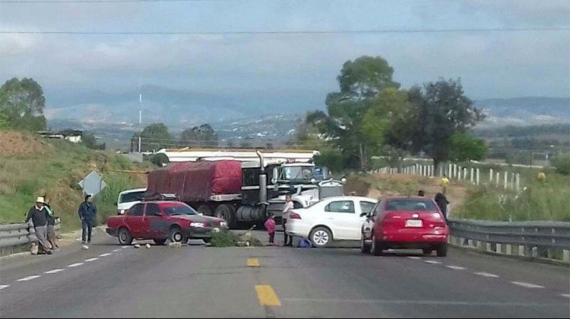 Integrantes del comité de víctimas de Nochixtlán bloquean carretera