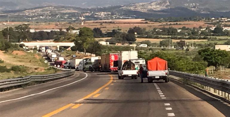 Integrantes del comité de víctimas de Nochixtlán bloquean carretera - bloqueo-oaxaca2