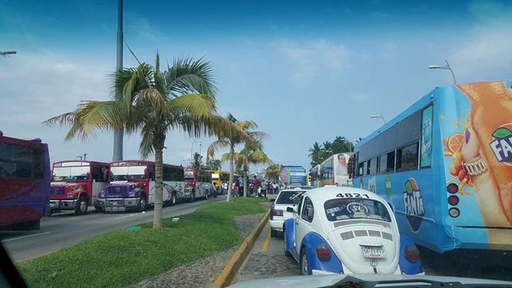 Transportistas realizan bloqueos en Acapulco