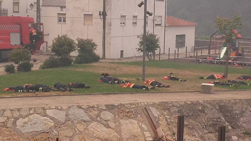 Imágenes del agotamiento de los bomberos por incendios en Portugal - bomberos-portuga
