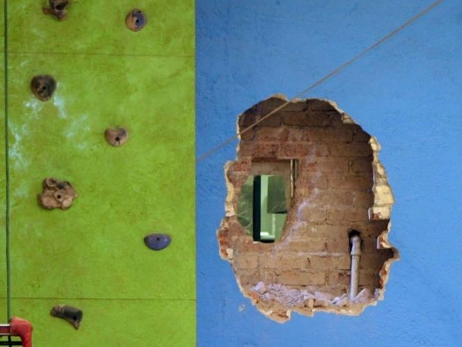 Roban a través de hoyos en las paredes de casas y locales en Nuevo León