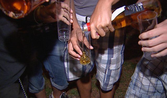 Consumo de alcohol se triplica cuando adolescentes pasan al bachillerato