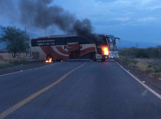 Detención de delincuentes provoca caos en municipio de Michoacán - camion-incendiado