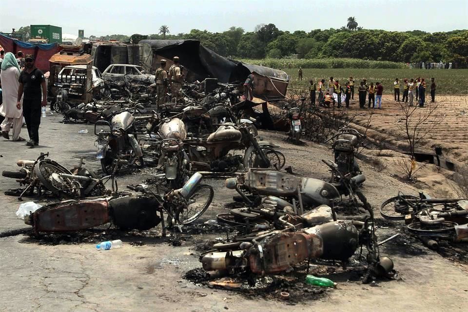 Explosión de camión deja al menos 153 muertos en Pakistán - camion-pakistan2
