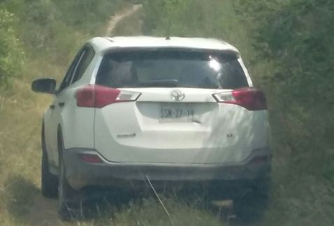 Abandonan dos cuerpos al interior de una camioneta en Nuevo León