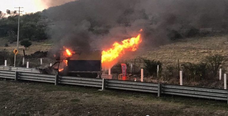 Camioneta se incendia en Autopista de Michoacán