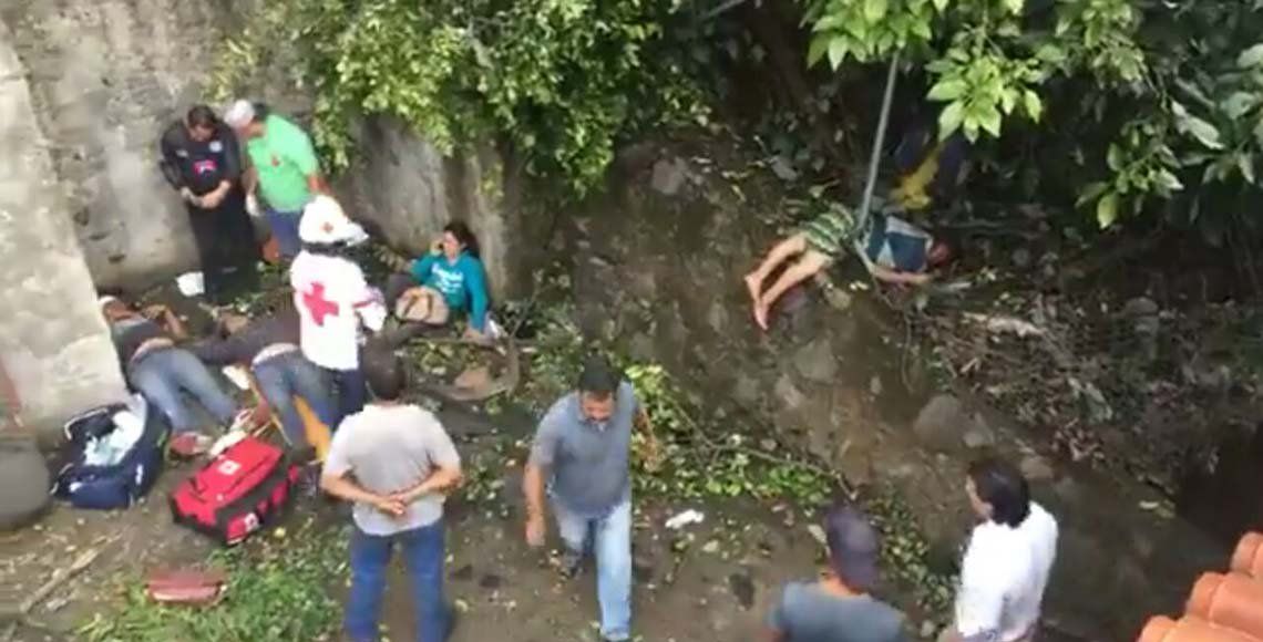 Accidente vial en Michoacán deja dos muertos - camión-barranco-2