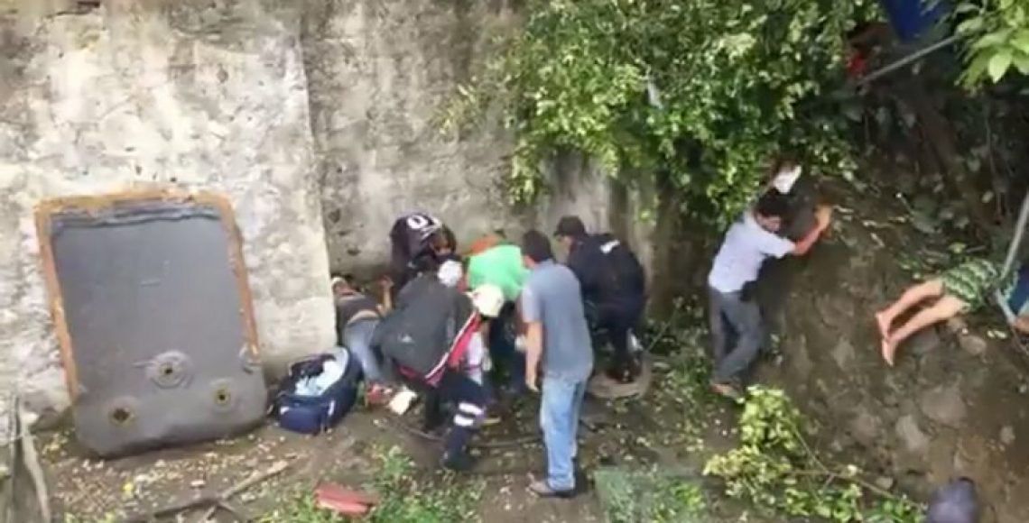 Accidente vial en Michoacán deja dos muertos - camión-barranco-3