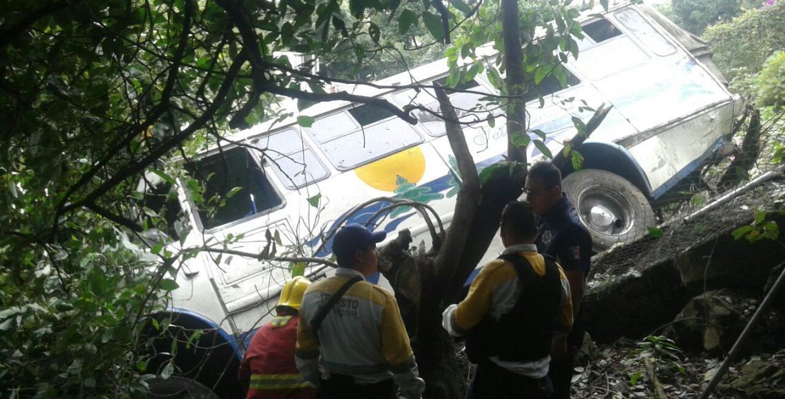 Accidente vial en Michoacán deja dos muertos - camión-volcado-Uruapan-1140x580