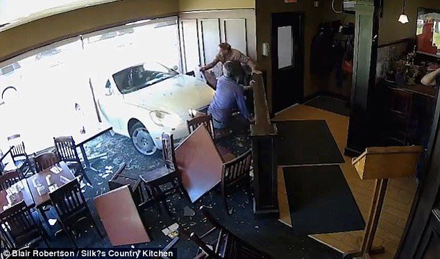 #Video Coche atraviesa la ventana de un restaurante en Canadá