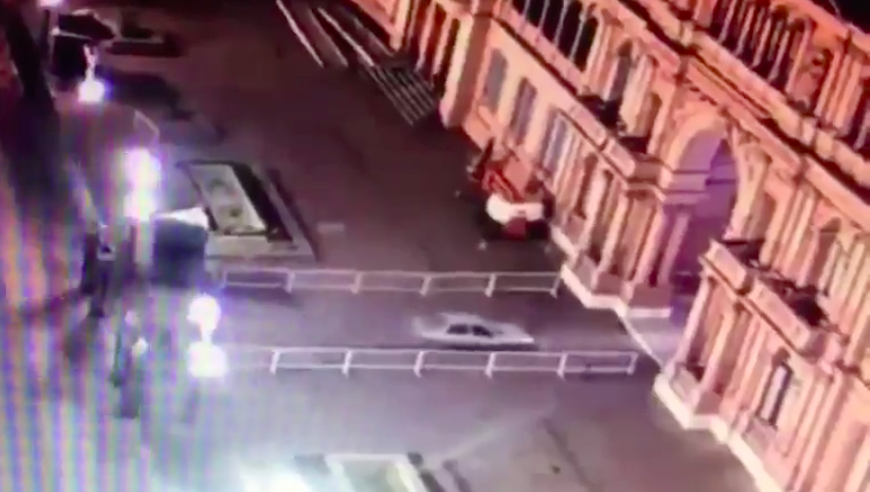 #Video Automovilista irrumpe en la Casa Rosada de Argentina #Video Automovilista irrumpe en la Casa Rosada de Argentina