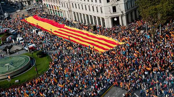 Cataluña podría tener referéndum separatista el 1 de octubre - celebracion-del-octubre-plaza-catalunya-1381588214943