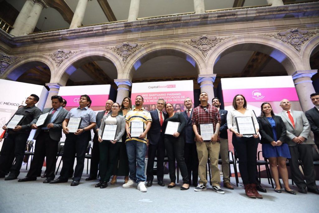 Migrantes obtienen certificados de inglés - certificados-1024x683