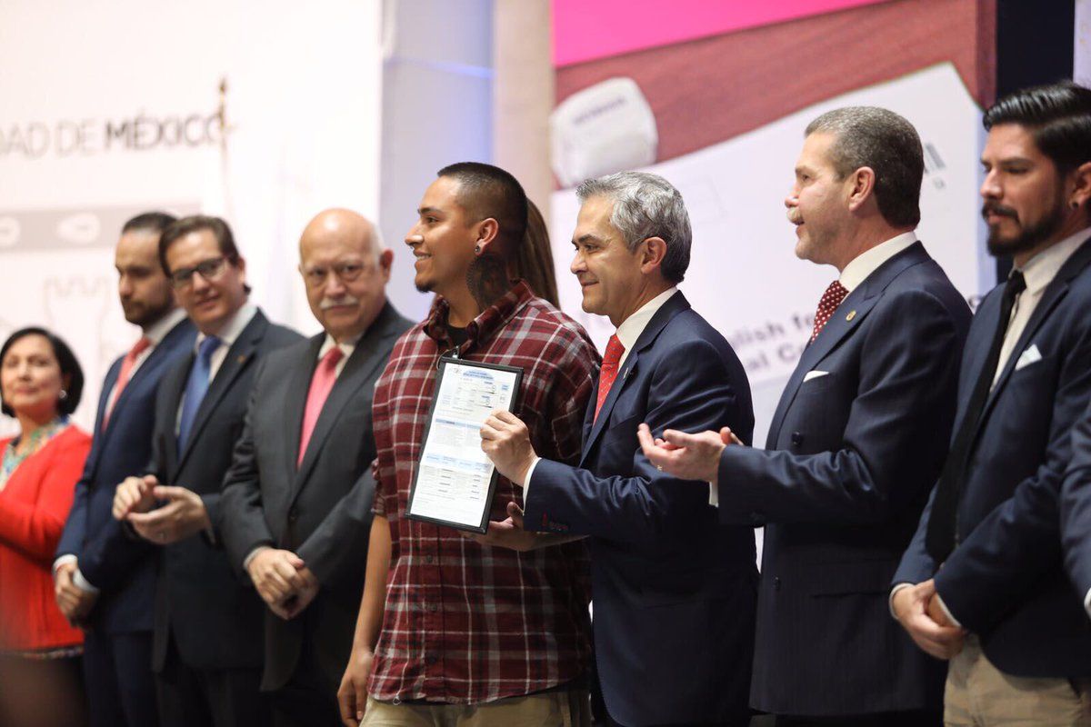 Migrantes obtienen certificados de inglés