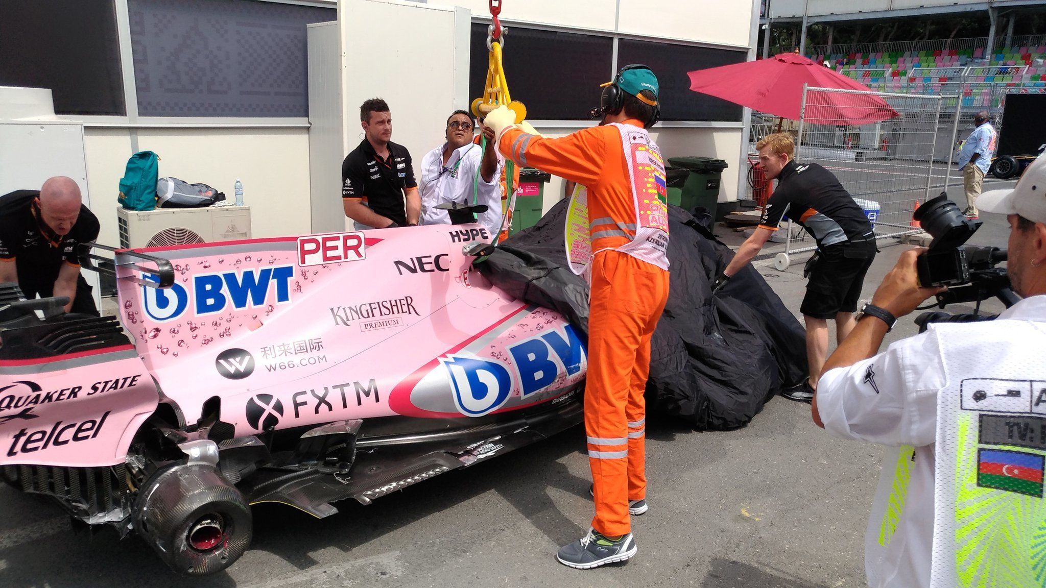 #Video Checo Pérez choca contra un muro en Bakú