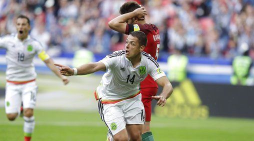 Phil Neville confunde a Chicharito con un Pokémon
