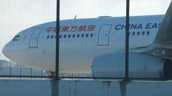 Avión aterriza de emergencia por agujero en el motor