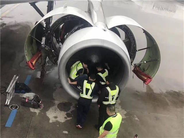 Retrasan vuelo cinco horas por mujer que lanzó monedas a turbina - china-turbina-avion
