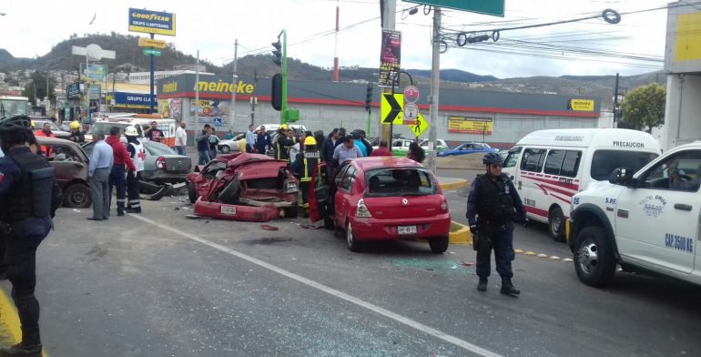 #Video Camión de volteo impacta a vehículos en persecución en Hidalgo - choque-arrolados