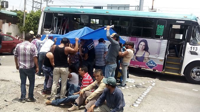 Choque entre camión y tren en Jalisco deja 15 lesionados