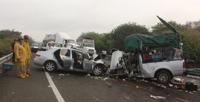 Choque en la Autopista Siglo 21 deja seis lesionados