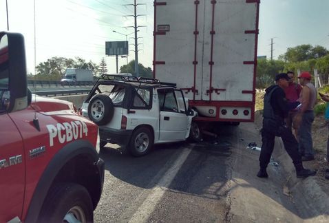 Automovilista queda prensado debajo de camión en Tonalá