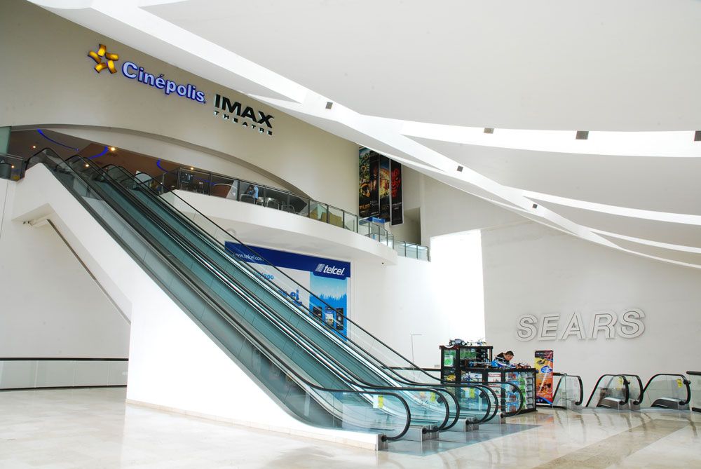 El primer centro comercial que abrió en México - cine-plaza-universida