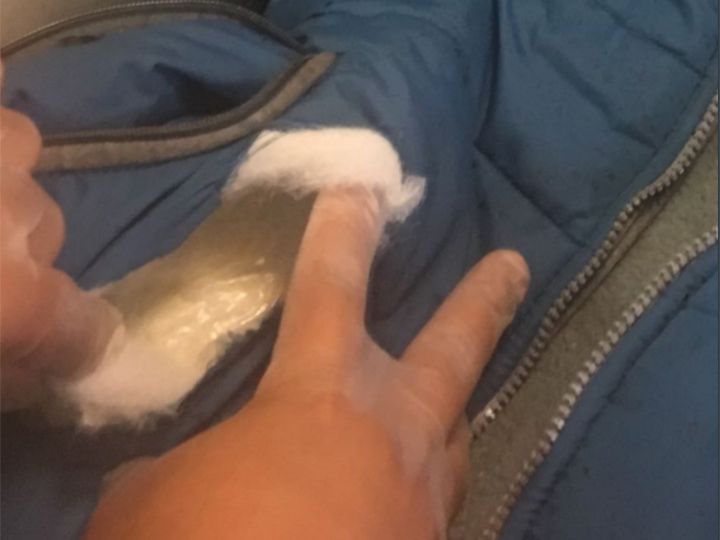 Encuentran cocaína oculta en chamarras en el AICM - cocaina