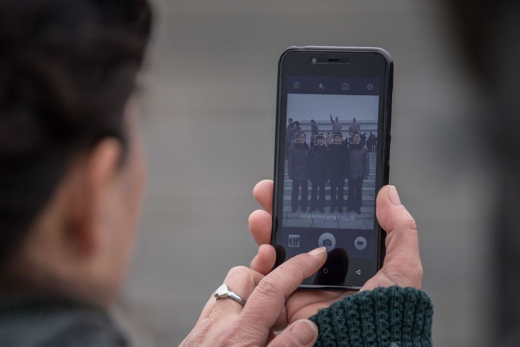 Corea del Norte fabrica celulares casi idénticos al iPhone - corea-del-norte-celular