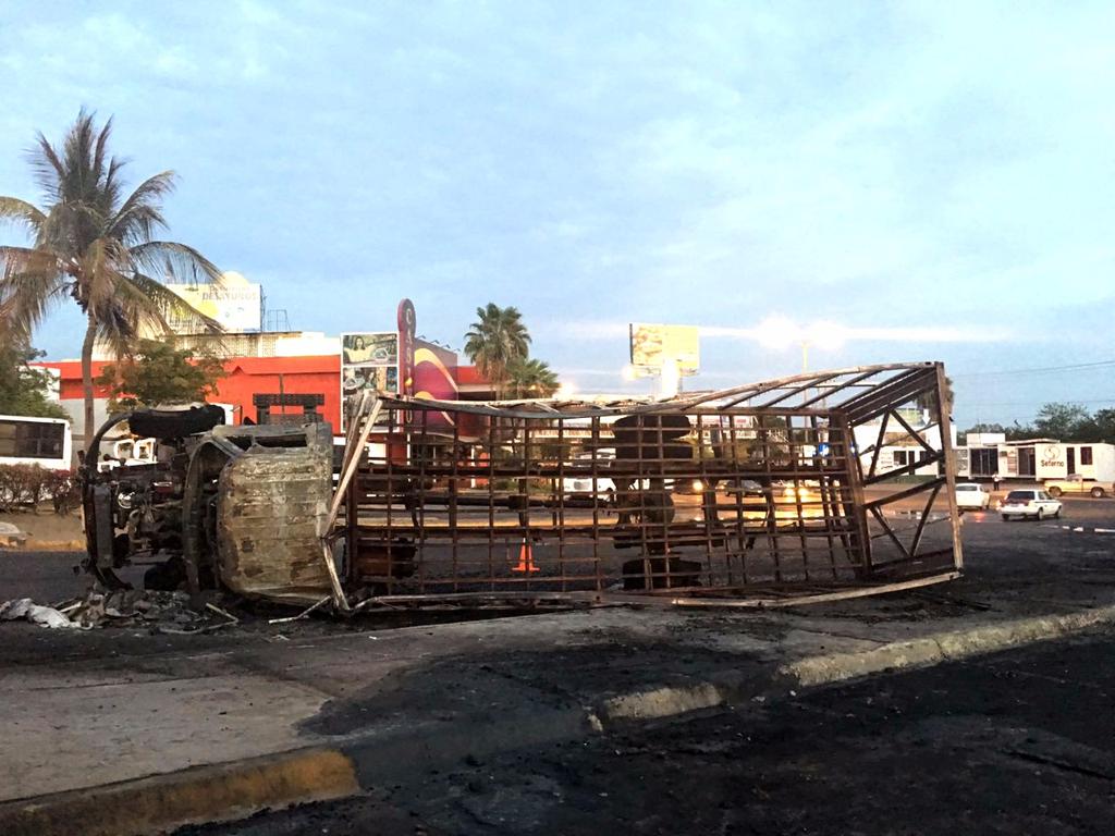 Explota camión que transportaba gasolina en Culiacán