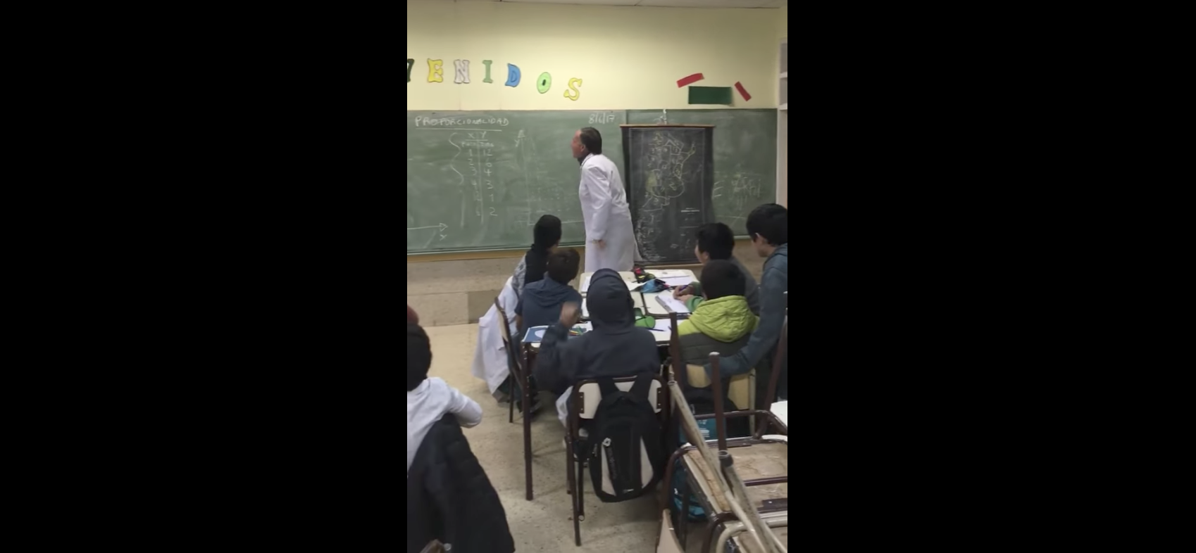 #Viral Maestro enseña matemáticas al ritmo de ‘Despacito’