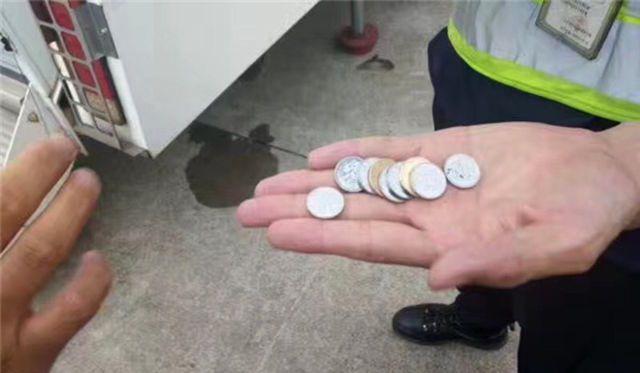 Retrasan vuelo cinco horas por mujer que lanzó monedas a turbina
