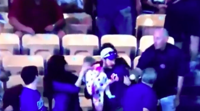 #Video Aficionado atrapa pelota mientras sostiene a un bebé