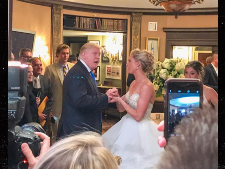 Donald Trump aparece de sorpresa en una boda