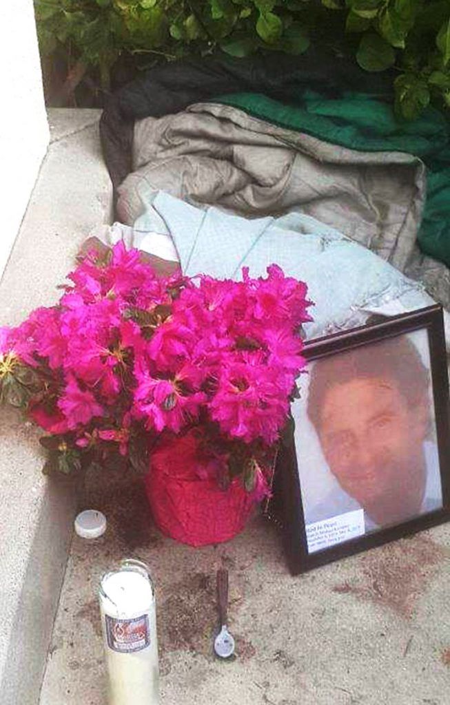 Error de forense provoca que familia gaste 20 mil dólares en funeral - entierro-oc-653x1024