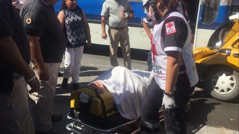 Taxi queda prensado entre dos camiones en Saltillo - estable-taxista