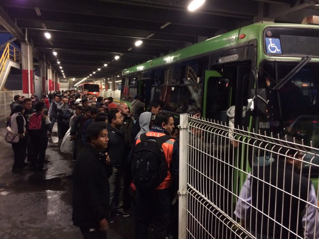 Cierre de Línea 7 del Metro provoca caos - falla-servicio-linea-7-1024x768