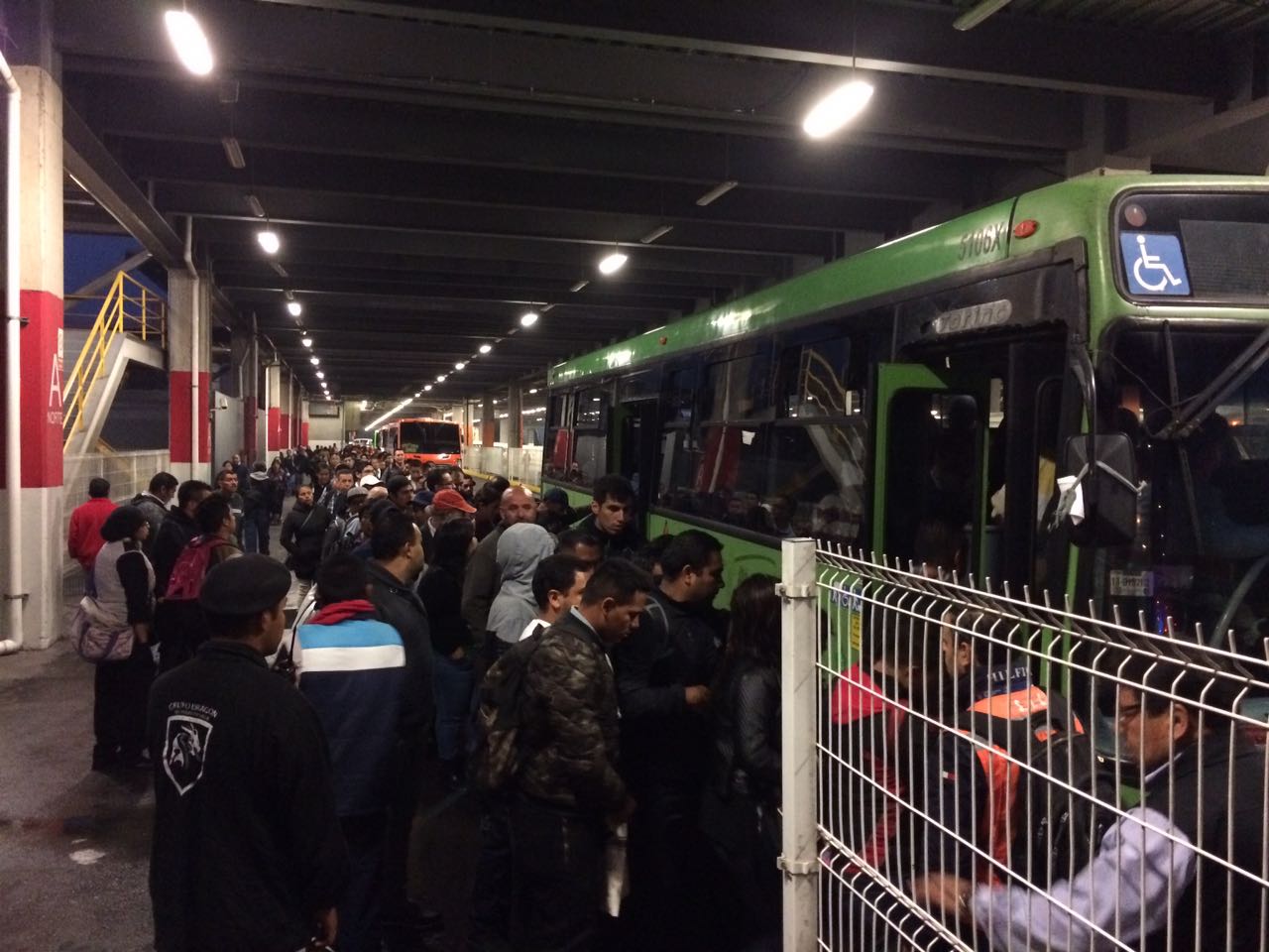 Cierre de Línea 7 del Metro provoca caos