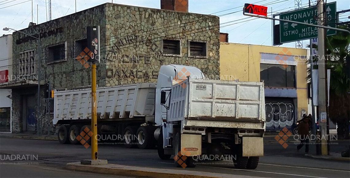 Transportistas bloquean capital de Oaxaca - fe1