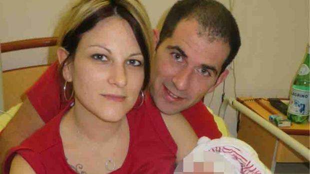 Hombre mata a ex esposa atándola a las vías del tren