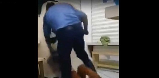 #Video Golpean a su hija para que confiese si tiene novio
